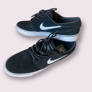 Like-new, worn once, Nike SB Zoom Janoski OG+
'Black White' FD6757-001’